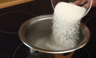 добавление сахара в воду для сахарного сиропа