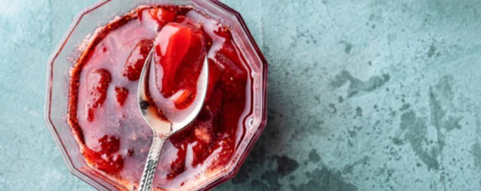 мисочка с клубникой в сиропе